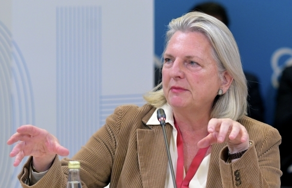 Экс-глава МИД Австрии Карин Кнайсль сравнила современную Германию с нацистским прошлым из-за заявлений министра обороны ФРГ