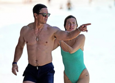 Марк Уолберг с женой наслаждаются рождеством на пляже Барбадоса