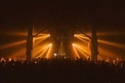 Электронные ритмы в классических стенах: рейв в театре