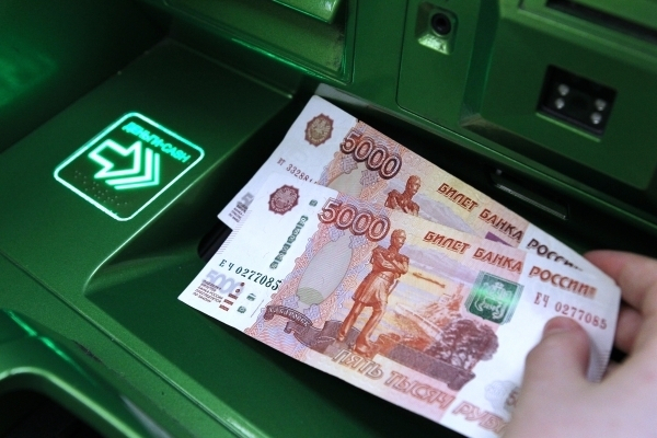 Наличный бунт: как россияне вывели из банков 2 триллиона, переписав правила игры для финансовой системы