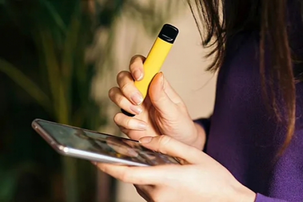 Нарколог предупреждает о растущей зависимости подростков от вейпов в контексте популярности ЗОЖ