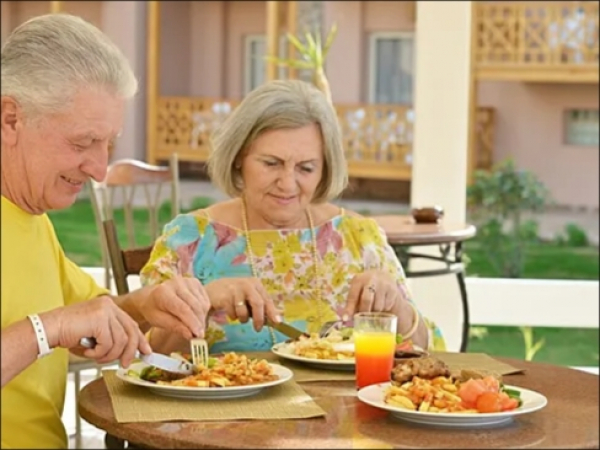 Врач Мухина объяснила, чем отличаются завтраки пожилых мужчин и женщин