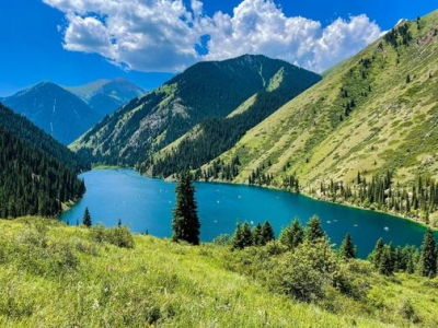 Казахстанские власти наказали инспекторов парка вместо Дурова за купание в озере