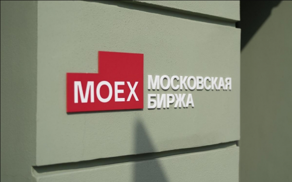 Рубль немного ослаб к юаню на Мосбирже